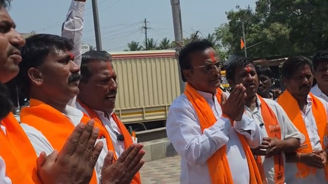 उद्धव बाळासाहेब ठाकरे गटाच्या कार्यकर्त्यांकडून महाराजांच्या पुतळ्याला दुग्ध अभिषेक 