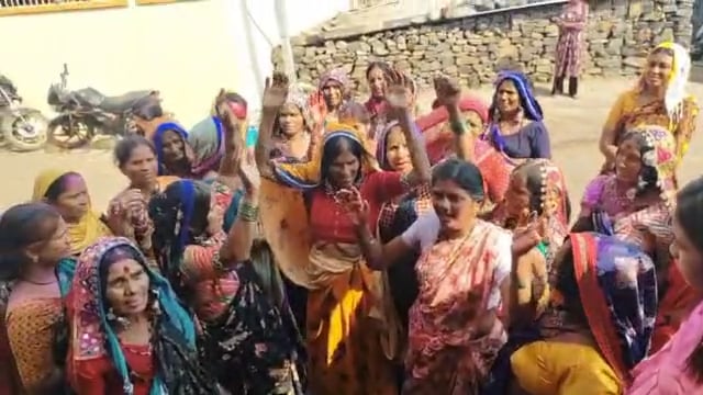 उदगीर तालुक्यात ठीक ठिकाणी बंजारा समाजाच्या महिलांनी केला होळीचा आनंदोत्सव साजरा