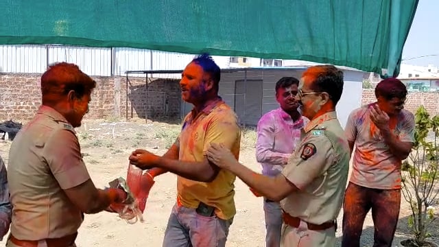 उदगीर शहरात पोलीस कर्मचाऱ्यांनी केली मोठ्या उत्साहात रंग पंचमी साजरी