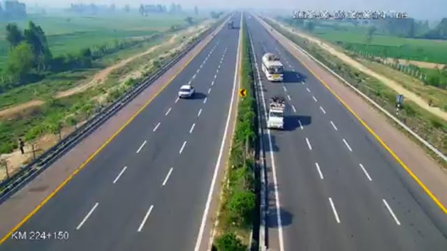 ▶️.....यह आज आगरा-लखनऊ एक्सप्रेसवे पर उन्नाव जिले में बांगरमऊ के गहर पुरवा गांव के पास हुए हादसे का सीसीटीवी फुटेज है।
बताया गया है कि तेज रफ्तार पिकअप लोडर का चालक झपकी आने के कारण वाहन पर नियंत्रण खो बैठा और डिवाइडर से टकरा गया।
हादसे में चालक और तीन साल की बच्ची की मौके पर मौत हो गई, जबकि पांच से अधिक लोग गंभीर रूप से घायल हो गए।
घायलों को सामुदायिक स्वास्थ्य केंद्र में प्राथमिक उपचार के बाद जिला अस्पताल रेफर किया गया।