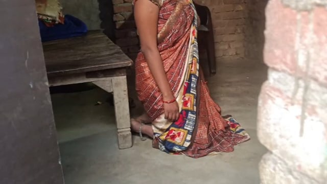 अम्बेडकरनगर-सम्मनपुर थाना क्षेत्र के सर्दिलपुर उसरापुर टंडवा मोहम्मदपुर गांव में नवविवाहिता का शव संदिग्ध परिस्थितियों में फंदे से लटकता हुआ मिला, सूचना पर पहुंची पुलिस जांच में जुट गई है। मंगलवार को विवाहित अंजली 24 वर्ष का शव घर में फंदे से लटकता हुआ मिला। महिला की शादी लगभग 2 वर्ष पहले हुई थी जिसके एक संतान भी है।