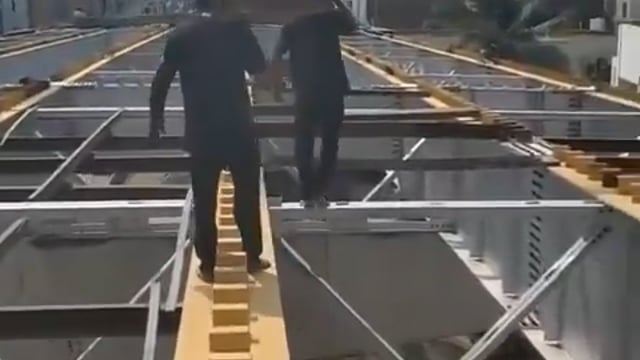 ▶️......हैदराबाद का यह वीडियो देश में जान और श्रम की कीमत कितनी सस्ती है दोनों एक साथ बताता है

यह वीडियो हैदराबाद में एक निर्माणाधीन स्टील फ्लाईओवर/पुल साइट का है, रिपोर्ट्स के अनुसार यह संतोष नगर क्षेत्र का मामला है।