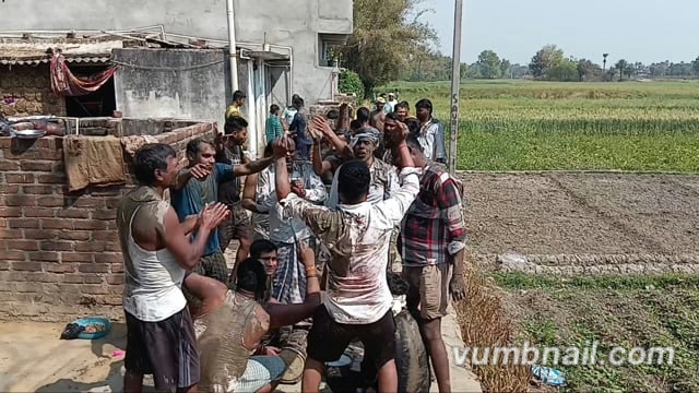 नवादा जिला के सिरदला प्रखंड अंतर्गत जयनगर गांव में धुरखेलि को जाते लोग