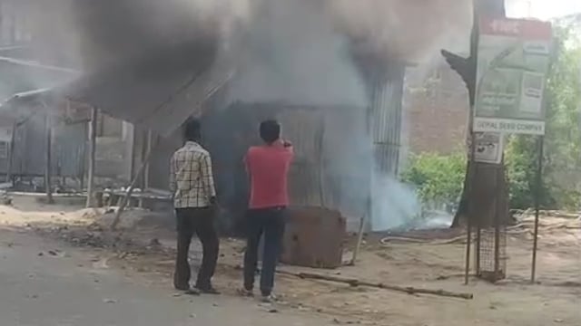 गोविंद साहब अंबेडकरनगर सार्ट सर्किट से लगी आग इलेक्ट्रॉनिक की गुमटी दुकान का समान हुआ राख कटका थाना क्षेत्र के रामनगर रोड नेवरी का मामला।