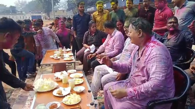 शाहजहाँपुर: पुलिस लाइन में धूमधाम से मनाई गई होली, अधिकारियों ने दी शुभकामनाएँ
शाहजहाँपुर। होली के पावन पर्व पर पुलिस लाइन परिसर में बुधवार को होली मिलन समारोह का आयोजन बड़े ही हर्षोल्लास और पारंपरिक उत्साह के साथ किया गया। कार्यक्रम में पुलिस प्रशासन और जिला प्रशासन के अधिकारियों व कर्मचारियों ने एक-दूसरे को गुलाल लगाकर होली की शुभकामनाएँ दीं और आपसी भाईचारे व सौहार्द का संदेश दिया।