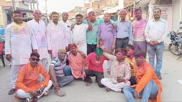 नवादा जिला के सिरदला प्रखंड अंतर्गत बरदाहा बाजार में होली के जश्न में डूबे लोग