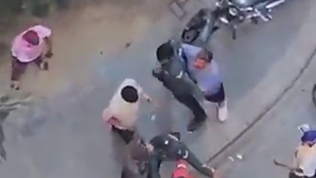 ▶️......यूपी – ग्रेटर नोएडा की राधा स्काई सोसाइटी में सिक्योरिटी गार्ड्स और रेजिडेंट्स भिड़े, खूब मारपीट हुई। दोनों तरफ से 10 आरोपी गिरफ्तार हैं। होली पर डांस करते वक्त विवाद हुआ था।
आनंद, गुड्डू, प्रकाश राय, किशन सिंह, दीपक सिंह, शिवकुमार शुक्ला, छबिनाथ, मदनलाल, राकेश, अनुराग पकड़े गए।