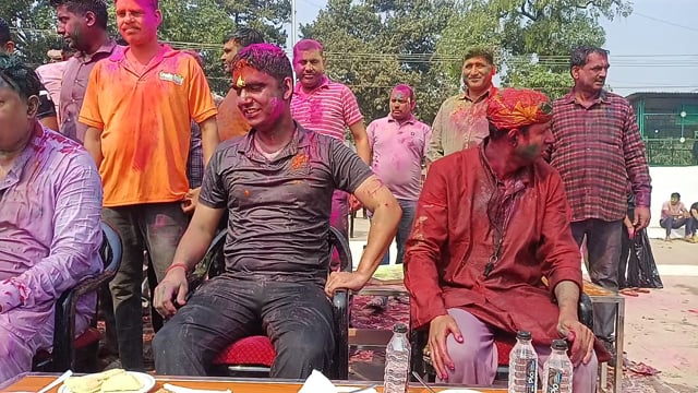 शाहजहांपुर पुलिस लाइन में होली मनाई गई सभी अधिकारी और कर्मचारी एक दूसरे को गुलाल लगाकर होली की शुभकामनाएं दी