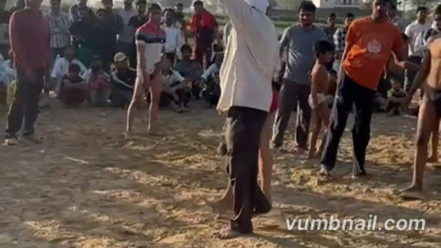 आगरा के खंदो ली मैं दंगल का आयोजन किया गया जिसमें छोटे पहलवानों से लेकर बड़े पहलवानो ने बढ़ चढ़ कर हिस्सा लिया 