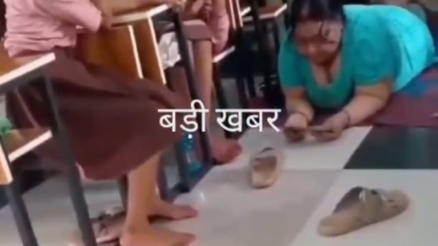 💥 *बड़ी खबर*💥
*80 हजार वेतन पाने वाली ढाई क्विंटल की सरकारी शिक्षिका मधु कुमारी बच्चों को बॉडी मसाज के बारे में कुछ जरूरी टिप्स देती हुई ।* 
वायरल वीडियो चित्रकूट के नया बाजार स्थित प्राथमिक विद्यालय का। वीडियो वायरल होने और जन आक्रोश के बाद जिला बेसिक शिक्षा अधिकारी वीरेंद्र कुमार शर्मा ने मामले का संज्ञान लिया और प्रधानाध्यापिका मधु कुमारी को निलंबित कर दिया है। विभाग द्वारा इस गंभीर अनुशासनहीनता की विस्तृत जांच के आदेश भी दिए गए हैं।