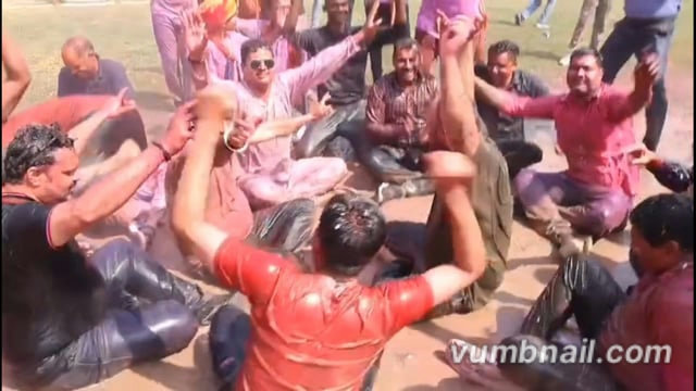 होली खेलते हापुड़ के डीएम अभिषेक पांडे व एसपी कुवर धनंजय सिंह