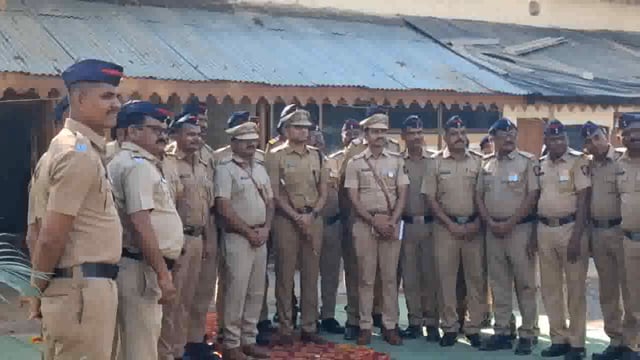 माननीय एसपी महोदय श्री चांडक सर यांनी दिली बार्शी टाकळी पोलीस स्टेशनला भेट 