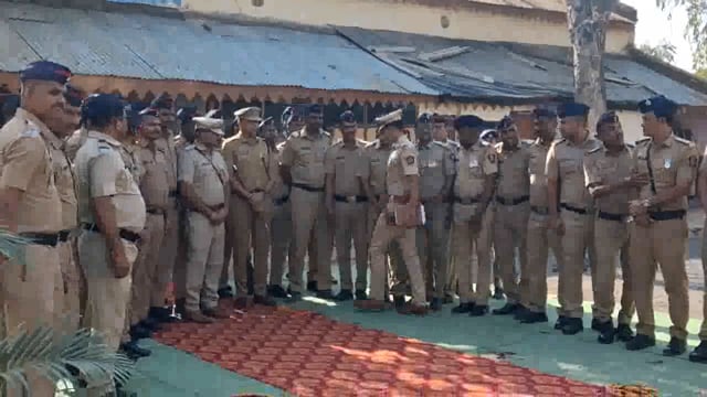 माननीय एसपी महोदय श्री चांडक सर यांनी दिली बार्शी टाकळी पोलीस स्टेशनला भेट 