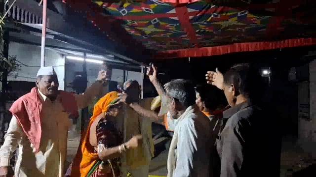 मौजा रेडवा  येथील होळी साजरी करताना  उदे सिंग जी राठोड नाईक व महिला गट रिपोर्टर रामदत्त राठोड 