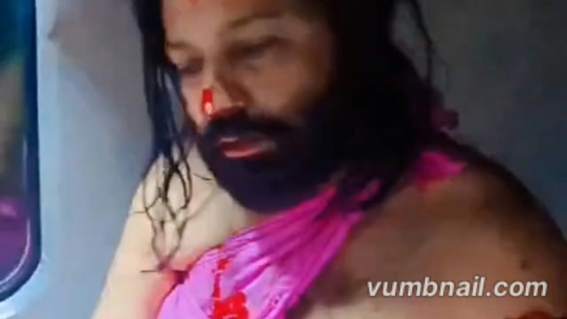 ▶️......आशुतोष ब्रह्मचारी की काटी गई नाक.."*
आशुतोष ब्रह्मचारी रीवा एक्सप्रेस से प्रयागराज जा रहा था.. सिराथू के पास अज्ञात बदमाश ने से पर हमला बोल दिया.. धारदार हथियार से उसकी नाक पर कई वार किए*
मतलब उसकी नाक काटने की कोशिश की गई*
हमले से बचने के लिए आशुतोष ब्रह्मचारी भागा.. टॉयलेट में घुस गया.. भीतर से दरवाजा बंद कर लिया और अपनी जान बचाई..*
आशुतोष ने प्रयागराज पुलिस को तहरीर दी है जिसमें स्वामी अविमुक्तेश्वरानंद सरस्वती, उनके शिष्य मुकुंदानंद और अन्य पर आरोप लगाते हुए एफआईआर दर्ज करने की मांग की है*