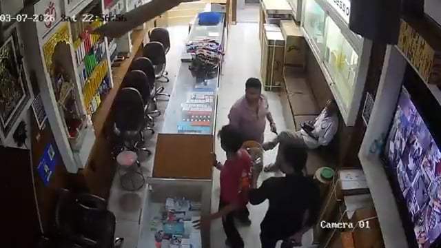 ▶️.....मुंह पर मास्क और हाथ में पिस्टल –

यूपी के अलीगढ़ में 2 बदमाशों ने मोबाइल शॉप में घुसकर 2.24 लाख रुपए लूट लिए