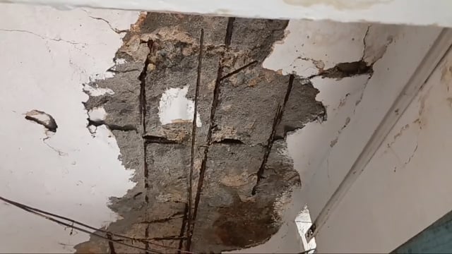 जर्जर भवन में संचालित हो रही है प्राथमिक स्वास्थ्य केंद्र सिरदला भाई के साए में स्वास्थ्य कर्मी