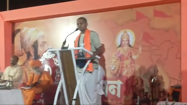 हिंदू संमेलनामध्ये मार्गदर्शन करताना 