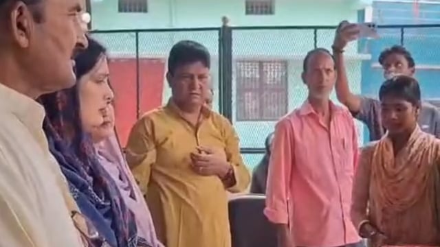 ईद से पहले गरीबों के चेहरों पर मुस्कान, जरीना खातून ने किया वस्त्र वितरण