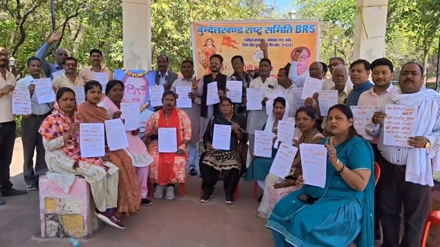 बुंदेलखंड राज्य आंदोलन के जनक महरोत्रा को नमन, कार्यकर्ताओं ने खून से पत्र लिख उठाई अलग राज्य की मांग