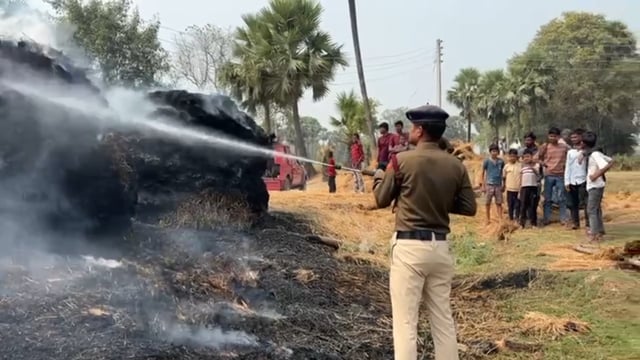 सिरदला के फुलवरिया गांव में नेवारी के तीन पुंज में लगी आग, हजारों की संपत्ति जलकर हुई राख