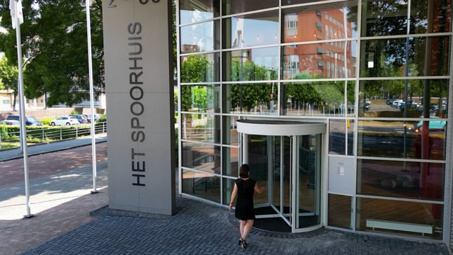 Charlie digitale receptie kiosk in een modern kantoorgebouw