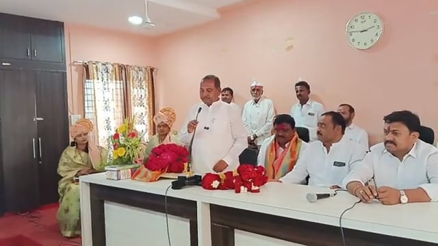 सभापती निवडीनंतर बोलताना माझी आमदार राजेंद्र अण्णा देशमुख 