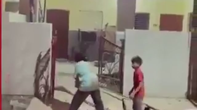 ▶️.....इस महिला को देखिए

पुलिस चौकी के अंदर घुसकर महिला ने जमकर तोड़फोड़ की और पत्थर फेंके। किसी बात को लेकर वह पुलिसकर्मियों पर भड़क गई और काफी देर तक हंगामा करती रही

मामला उत्तर प्रदेश के हापुड़ का बताया जा रहा है