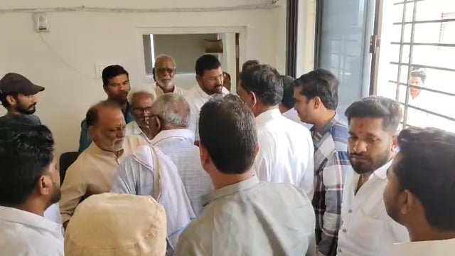 अतिक्रमणावरून वाद निर्माण,गांधी वादी कार्यकर्ते रंगा राचुरे व नगरसेवक ताहेर हुसेन यांच्यात खडाजंगी