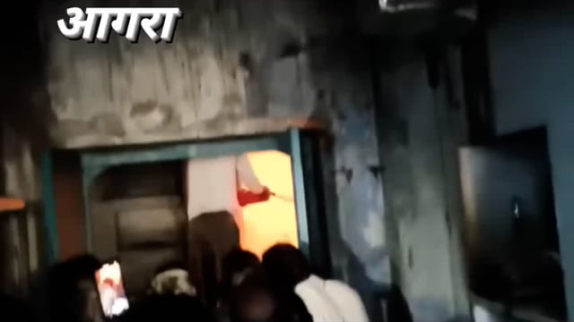 आगरा के शमशाबाद में ऑटो पार्ट्स की गोदाम में भीषण आग लगी लाखों का सामान जलकर हुआ खाक