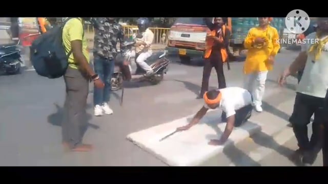 अलीगढ़ शहर से लेकर आगरा होती हुई बागेश्वर धाम तक दंडोति परिक्रमा लगाते हुए गौ माता के सम्मान में राष्ट्रीय माता बनानेके 