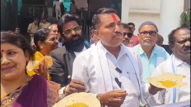 शेतकऱ्यांचा सातबारा कोरा करावा बहुजन विकास अभियानाचे उपजिल्हाधिकारी कार्यालयावर पिटल भाकर आंदोलन