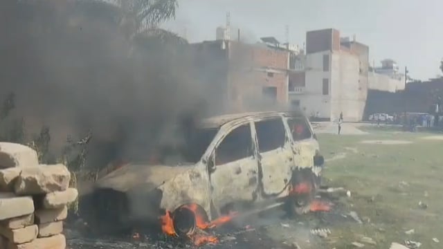 संदिग्ध परिस्थितियों में खड़ी दो कारों में लगी आग, घटना के बाद मची अफरा तफरी