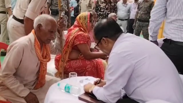 ‘मैं जिंदा हूं साहब…’ शिविर में पहुंचकर बुजुर्ग ने लगाई गुहार