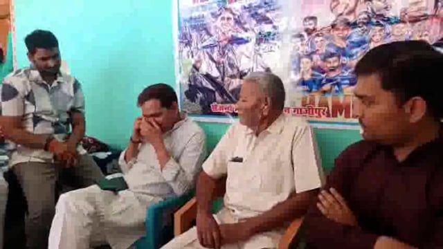 सूर्य कुमार यादव के परिजनों से मिले एम एल सी विशाल सिंह चंचल 