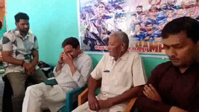 सूर्य कुमार यादव के परिजनों से मिले एम एल सी विशाल सिंह चंचल 