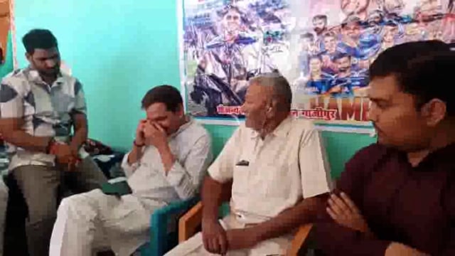 सूर्य कुमार यादव के परिजनों से मिले एम एल सी विशाल सिंह चंचल 