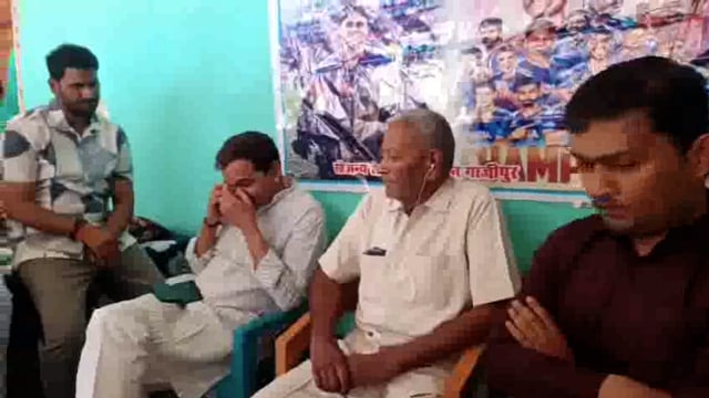 सूर्य कुमार यादव के परिजनों से मिले एम एल सी विशाल सिंह चंचल 