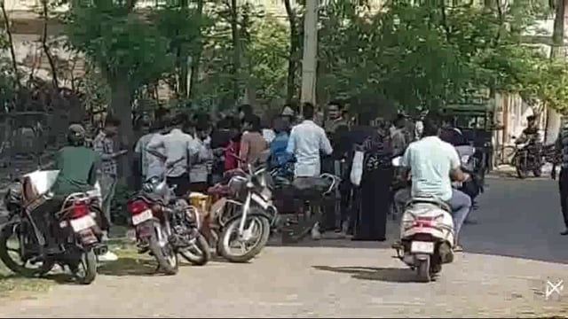 मुज़फ्फरनगर में सरकार के आदेशों को दिखाया जा रहा है ठेंगा पब्लिक गैस सिलेंडर को हो रही परेशान 
वेंडर और गैस एजेंसी नहीं उठाती फोन ब्लैक और शादी बिहाय में सिलेंडरों के उपयोग के लग रहे हैं आरोप।

मुजफ्फरनगर के थाना नई मंडी कोतवाली क्षेत्र अंतर्गत मोहल्ला गांधीनगर में पिछले कई दिनों से अलमासपुर गैस एजेंसी के वेंडर ना ही तो गैस दे रहे हैं और ना ही लोगों के फोन उठा रहे हैं 
इससे भी बड़ी लापरवाही तो देखिए अलमासपुर गैस एजेंसी को कई बार फोन किया जा चुके हैं एज
लोगों का आरोप है कि जब एजेंसी पर जाते हैं तो शटर  डाउन कर फरार हो रहे हैं।
मामले में जिलाधिकारी उमेश मिश्रा को भी अवगत कराया गया है अब देखने वाली बात होगी कि आखिर ऐसे एजेंसी और वेंडर पर कब और किस तरह की कार्रवाई हो पाती है।