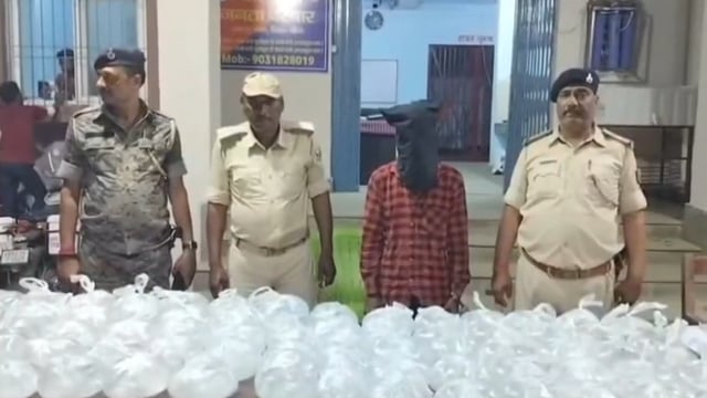 शराब तस्करी की बड़ी खेप पकड़ी गई, 210 लीटर महुआ शराब के साथ एक युवक गिरफ्तार