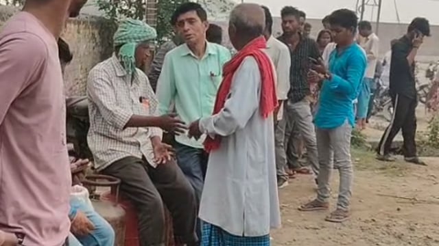गैस की गाड़ी नहीं पहुंची, एजेंसी पर खाली हाथ लौटे लोग