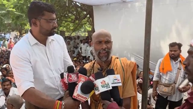 जिल्हाधिकारी कार्यालयासमोर भेडांळा परिसरातील चौदा गावातिल शेतकरी एकवटले ; जेएसडब्यु च्या प्रकल्पाला जमीन देणार नाही