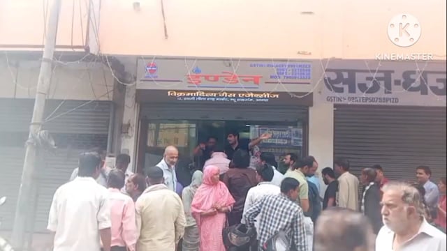 आगरा। इंडियन गैस सर्विस शाहगंज गौशाला के पास देखी गई एजेंसी पर लंबी लाइन जनता हो रही परेशान