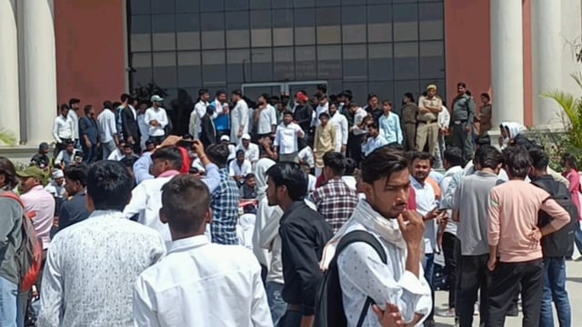 प्रयागराज में एलएलबी रिजल्ट को लेकर छात्रों में नाराज़गी देखने को मिली। गुस्साए छात्रों ने अपनी मांगों को लेकर#latest_ne