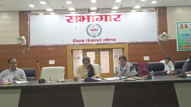 जिला पंचायत सभागार में तहसील मनकापुर के समस्त खण्ड विकास अधिकारी, लेखपाल, राजस्व निरीक्षक तथा ग्राम पंचायत सचिवों से फार