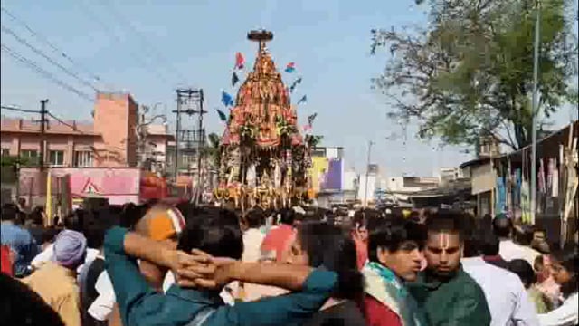 60 फीट ऊंचे भगवान गोदारंगमन्नार के रथ को खींचने के लिए उमड़ी भक्तों की भीड़, रंगनाथ भगवान के जयकारों से गूंजा वृंदावन।