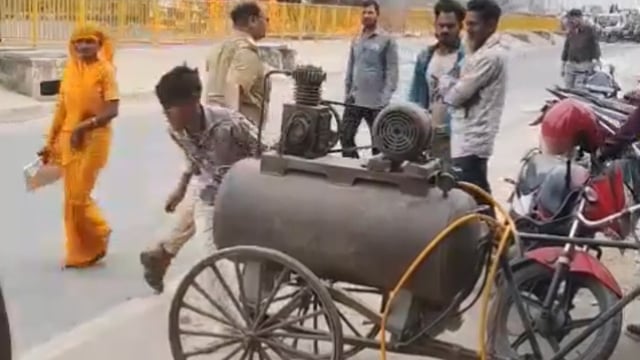 मथुराआगराकीतरफसेआताहुआ ट्रक नवादाचौराहेसेपहलेटायरफटा ट्रक अन कंट्रोलहुआ ट्रकने ट्रैक्टरकोचपेटमेंलियाट्रक ट्राली की राख हो गया ट्रैक्टर सेफ ड्राइवर सेफ ट्रैक और ट्रैक्टर के