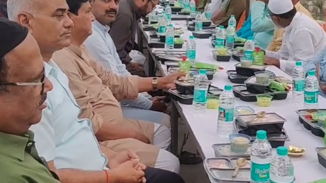 अलविदा जुमे पर बगहा में दिखी गंगा-जमुनी तहजीब, हिंदू-मुस्लिम ने साथ किया इफ्तार