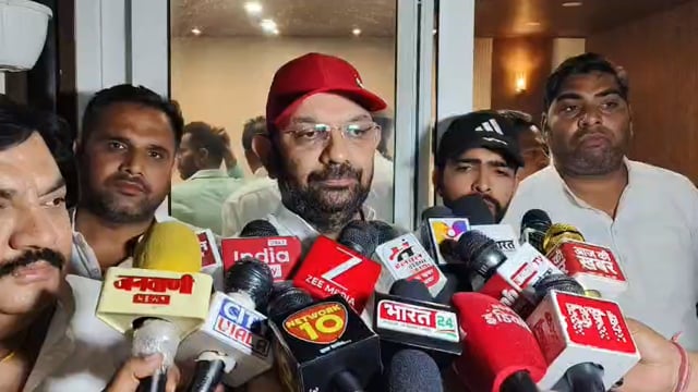 मुजफ्फरनगर। बॉलिवुड फिल्म एक्टर्स , पूर्व मंत्री नसीमुद्दीन सिद्दीकी सफा मे जुड़ने के बाद पहली बार राष्ट्रीय महासचिव सफा सांसद हरेंद्र मलिक व चरथावल विधायक पंकज मलिक के आवास पर पहुंचें