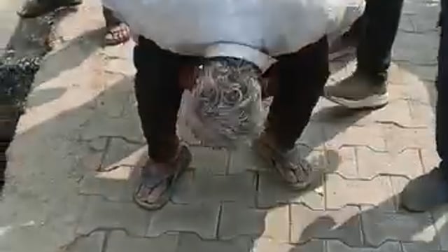 शाहजहांपुर। जनपद के पुवायां थाना क्षेत्र के नाहिल गांव में एक बुजुर्ग के साथ अमानवीय व्यवहार का मामला सामने आया है। दबंगों ने बीच सड़क पर बुजुर्ग को न सिर्फ पीटा, बल्कि उन्हें मुर्गा बनाकर अपमानित किया। इतना ही नहीं, उनसे अपना सिर उनके पैरों पर भी रखवाया गया। घटना का वीडियो सोशल मीडिया पर वायरल हो रहा है, जिससे क्षेत्र में आक्रोश फैल गया है।